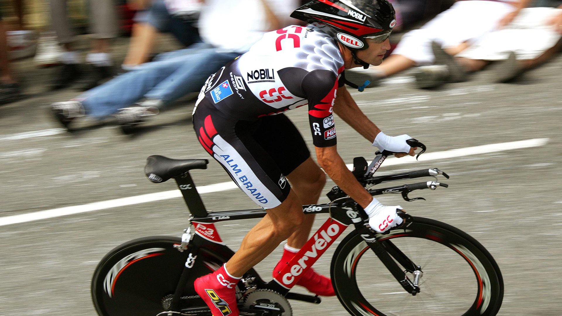 “中国足球产业链布局逐步完善，跨界合作频繁”，中国足球产业白皮书